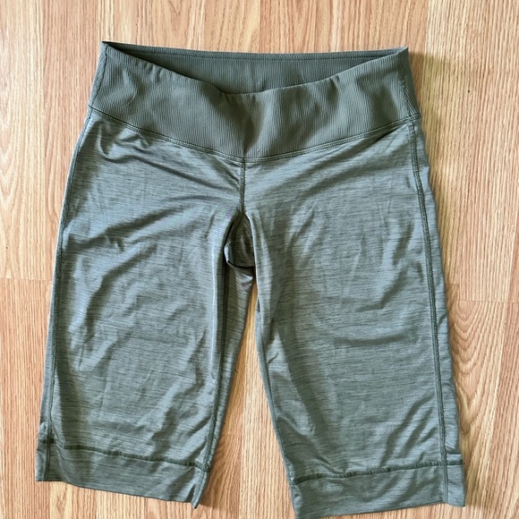 lululemon athletica Pants - LULULEMON EBB AND FLOW CROP Women Short,size L